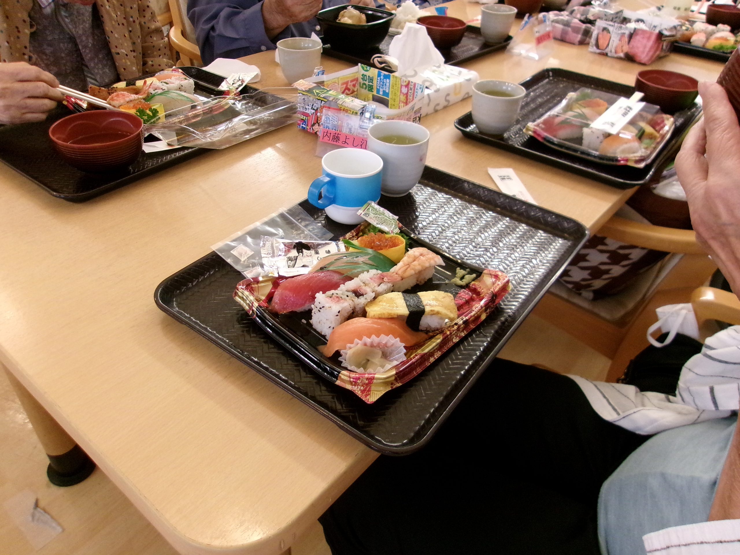 敬老会　寿司でも食って　けーろうかい（帰ろう会）