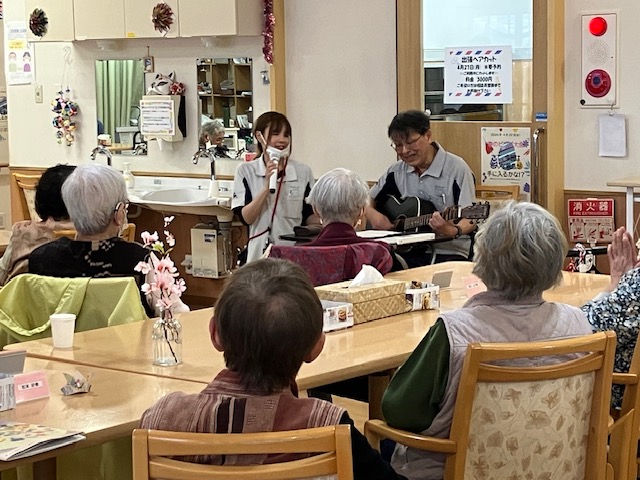 “新”生活相談員　稀代さんによるギター演奏会♪