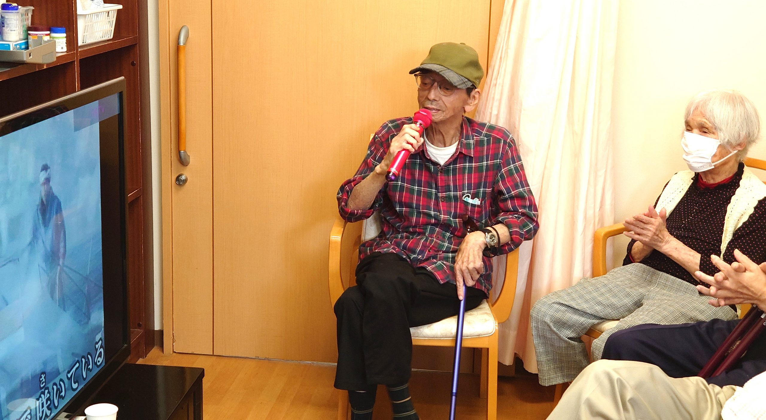歌声で心も体も健康に♪カラオケクラブのひととき